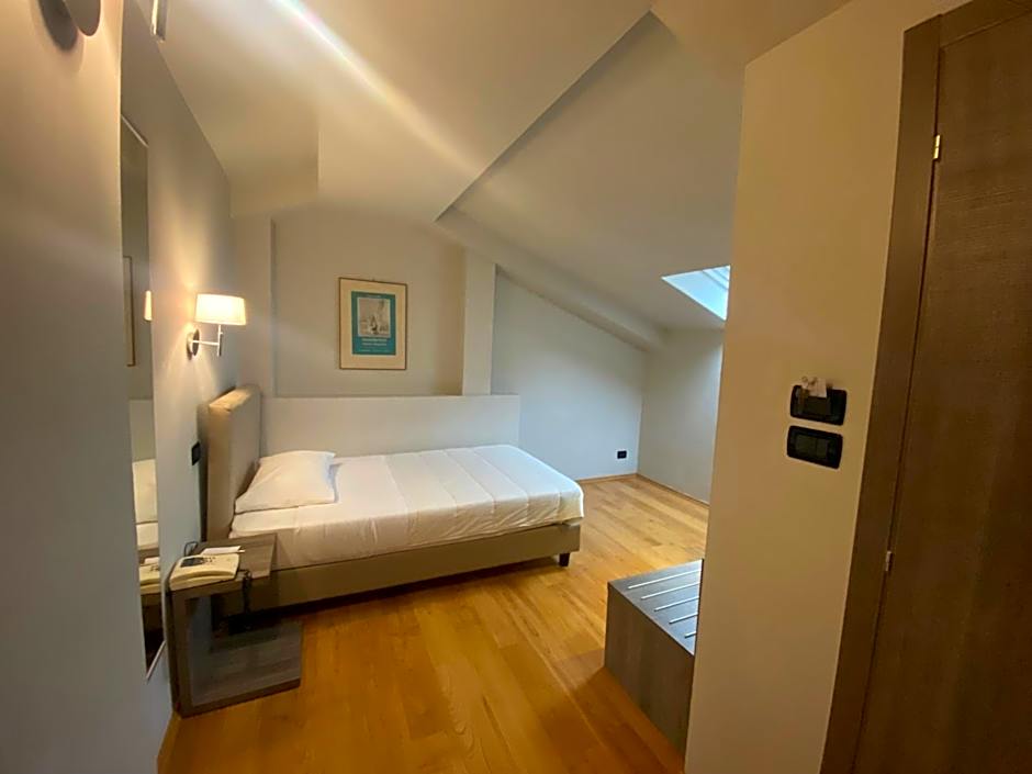 Jet Hotel