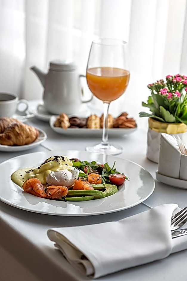 VILNIUS PARK PLAZA HOTEL, Restaurant & Terrace, Panorama Bar, Conference & Banquet Center