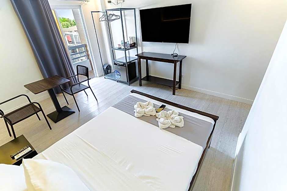 Spotlight Hotel near Hundred Islands Wharf