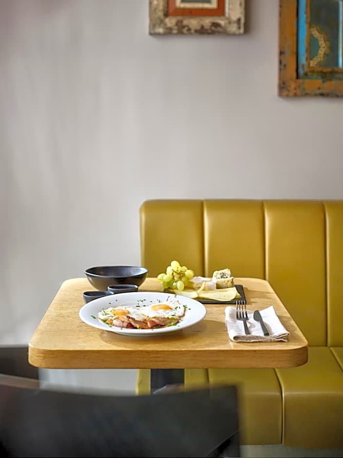 The ICON Hotel & Lounge