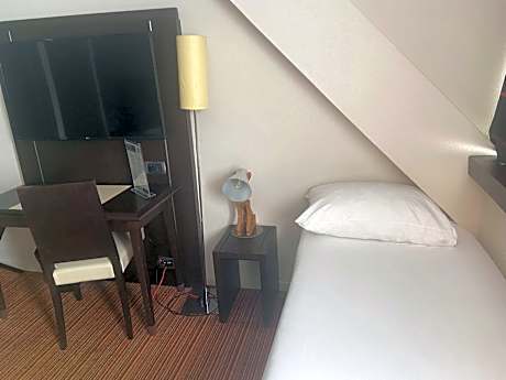 Standard Family Suite with One Double Bed and Twin Beds