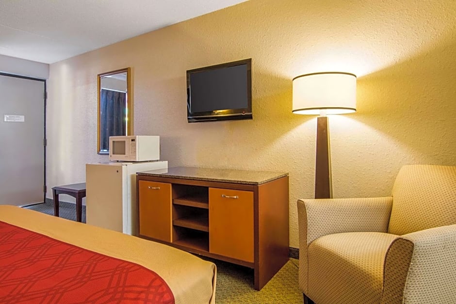 Econo Lodge Inn & Suites Conference Center Dublin