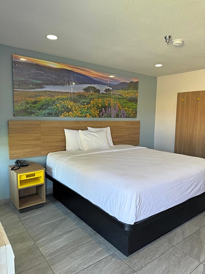 Days Inn by Wyndham Bakersfield