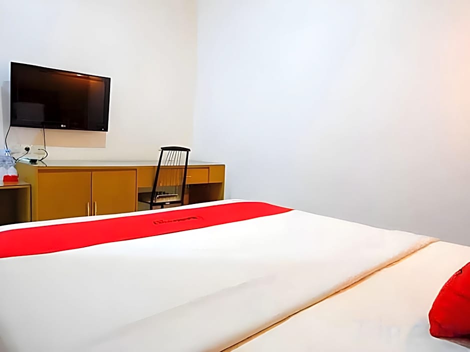 RedDoorz near Monumen Habibi Ainun