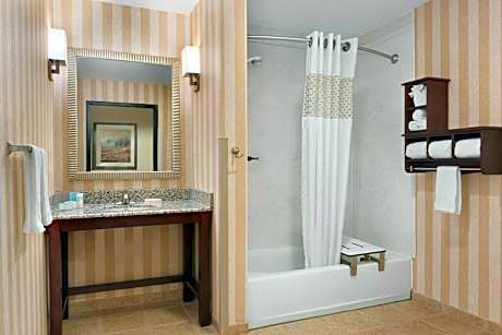 2 QUEENS HEARING ACCESSIBLE W/SOFABED NOSMOK