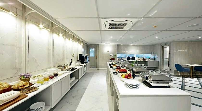 The Quarter Ploenchit by UHG