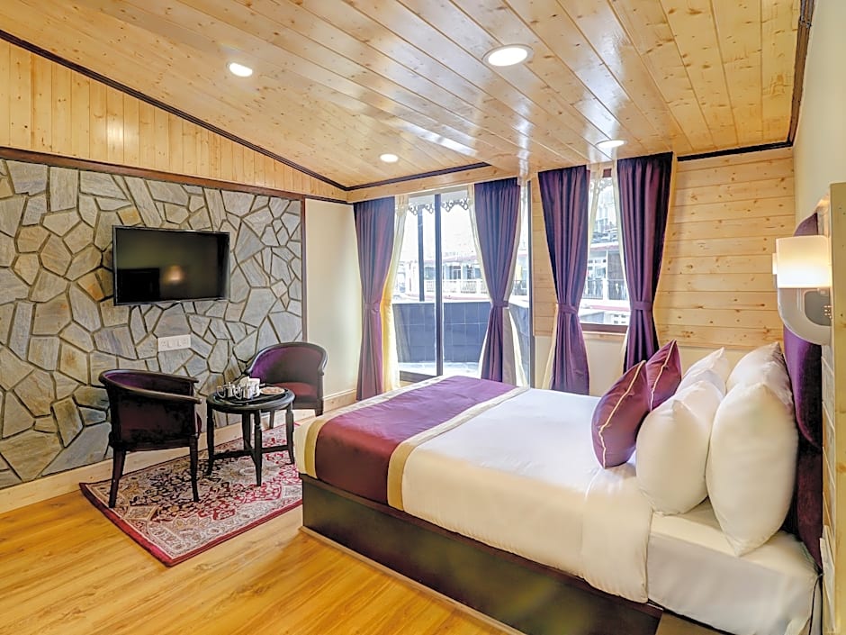 Sumitel Hotel 500 meters from Mall Road