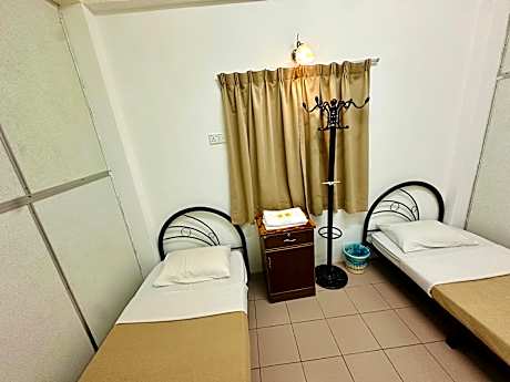 Cubicle Twin Room with Shared Bathroom