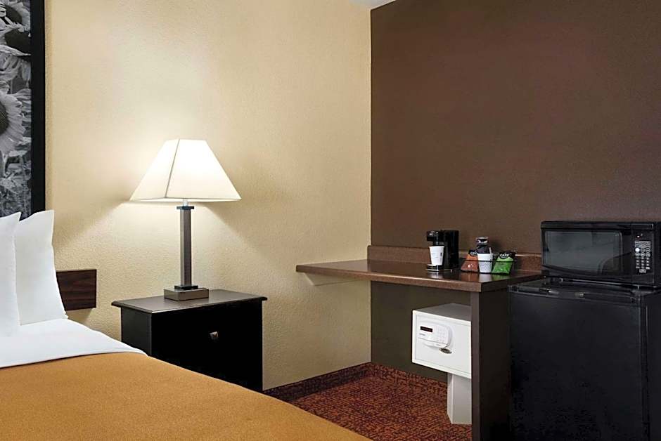 Super 8 by Wyndham Des Moines