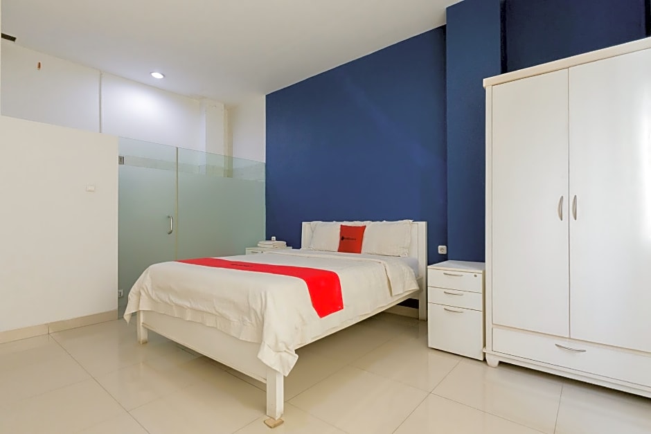 RedDoorz Plus near Living Plaza Jababeka