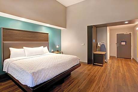 1 King Hearing Accessible Room W/Bathtub