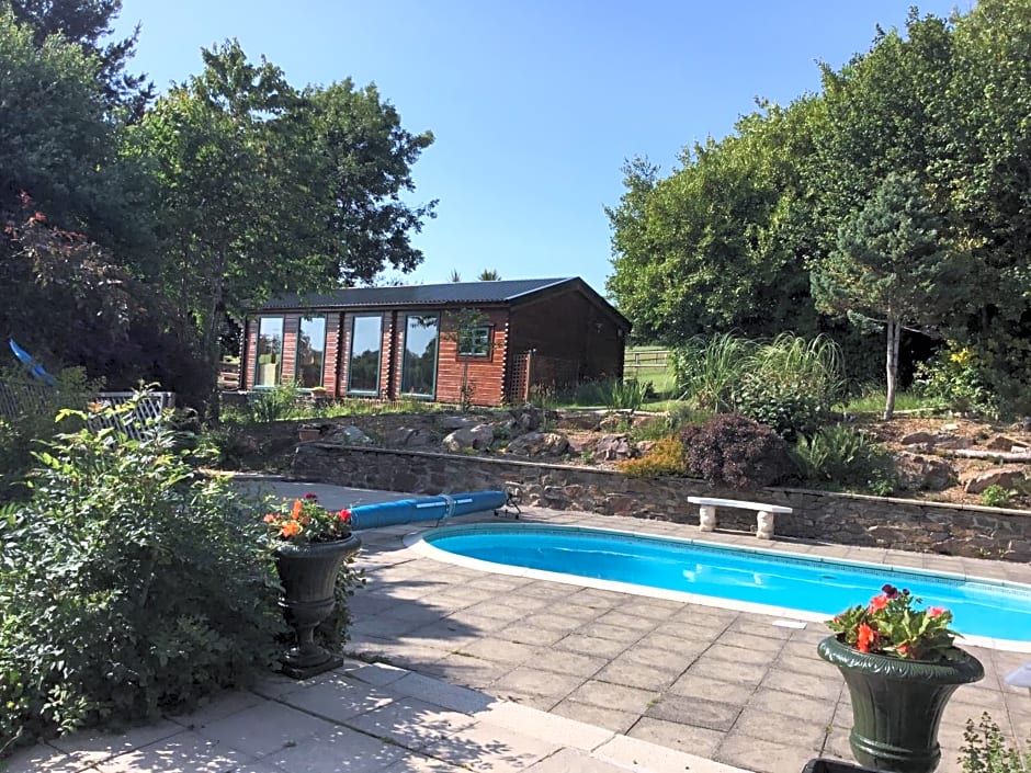 Tudor Lodge with pool & BBQ cabin