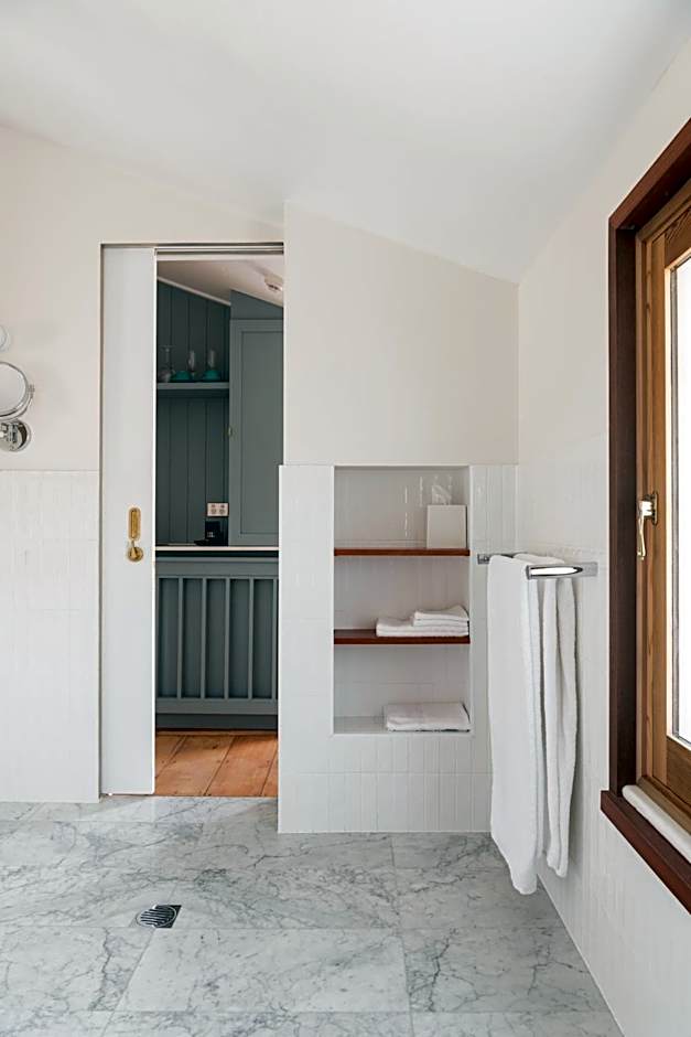 Garde and Warders Hotel