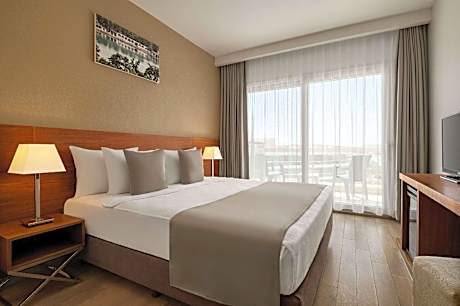 Standard Queen Room with Sea View