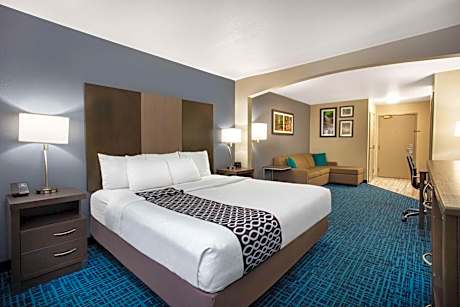 1 King Bed Deluxe Suite