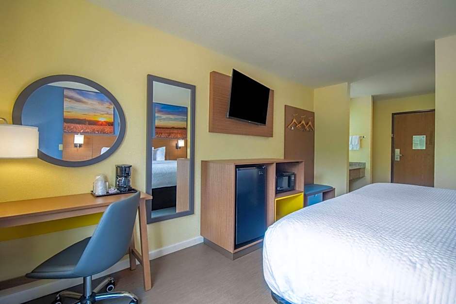 Days Inn by Wyndham Evansdale Waterloo
