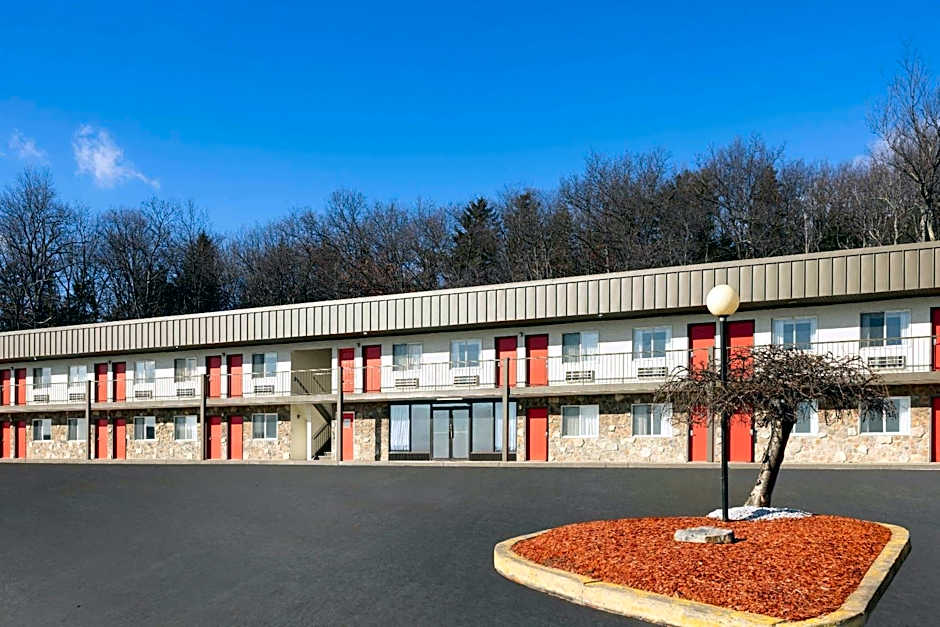 Super 8 by Wyndham Hazleton