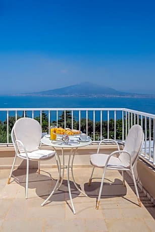 Double Room with Balcony and Sea View