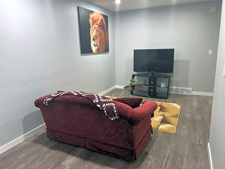 Cute Highland Park Upper B Unit