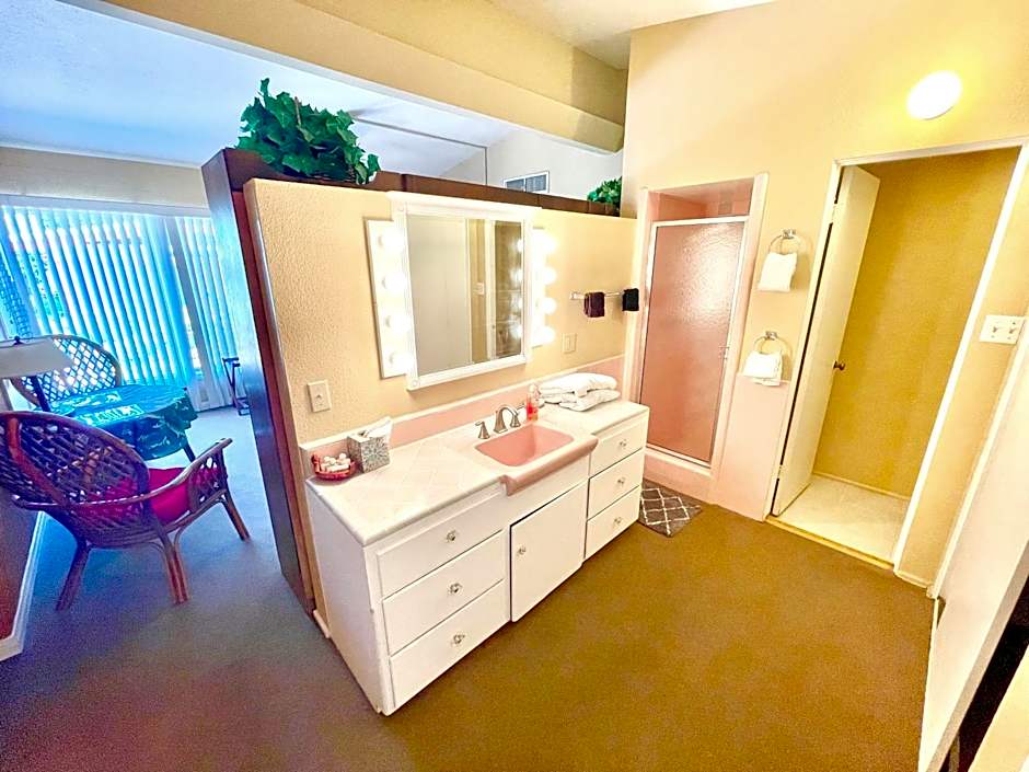 A PLACE IN THE SUN Garden Hotel - Big Units with Privacy Gardens & Heated Pool & Spa in 1 Acre Park Prime Location, PET Friendly