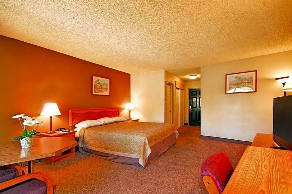 Super 8 by Wyndham Long Beach