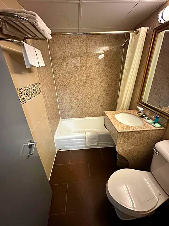 Town House Inn and Suites