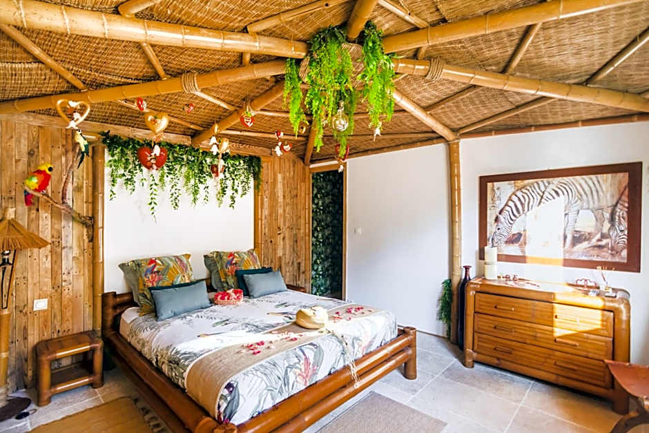 Gîtes Mas des rochers - Case bambou avec Spa