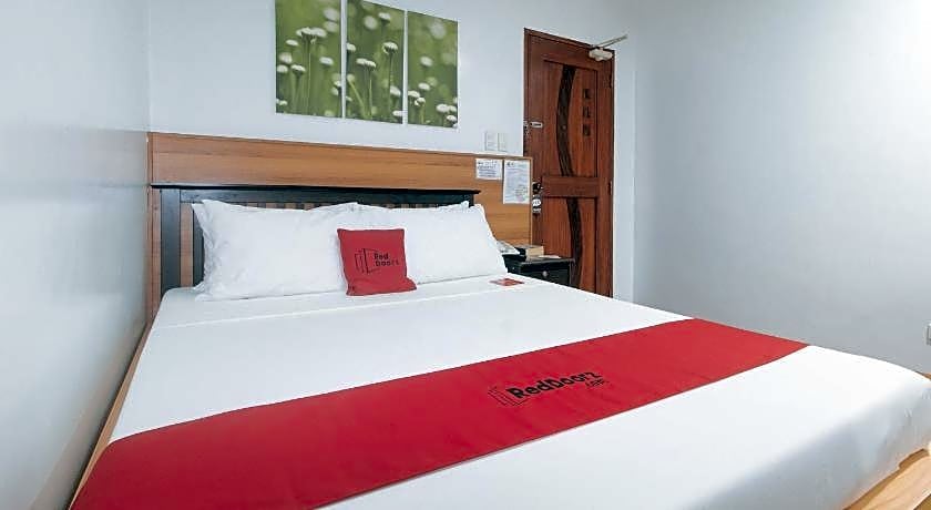 RedDoorz @ Nick Hotel Isabela