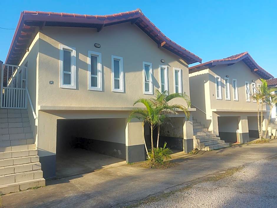 Casas em Condomínio próximo da praia com 2 dormitórios, churrasqueira e 3 vagas de garagem