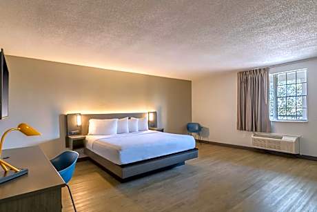 1 King Bed | Suite, Non-Smoking, Micfridge