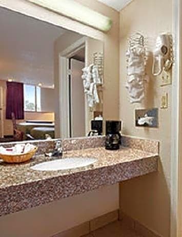 Travelodge by Wyndham New Orleans Harvey Hotel
