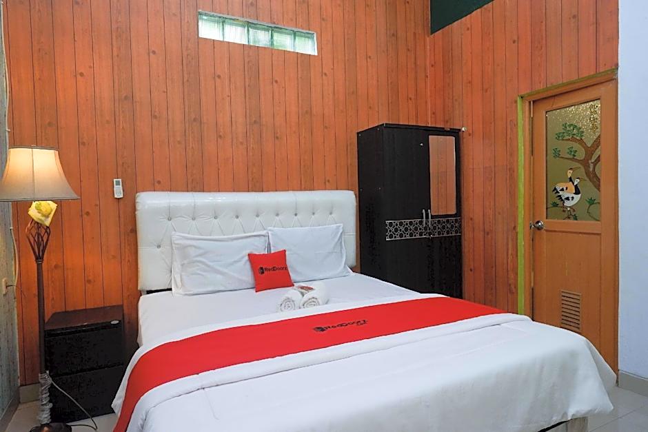 RedDoorz Syariah near RS Mitra Siaga