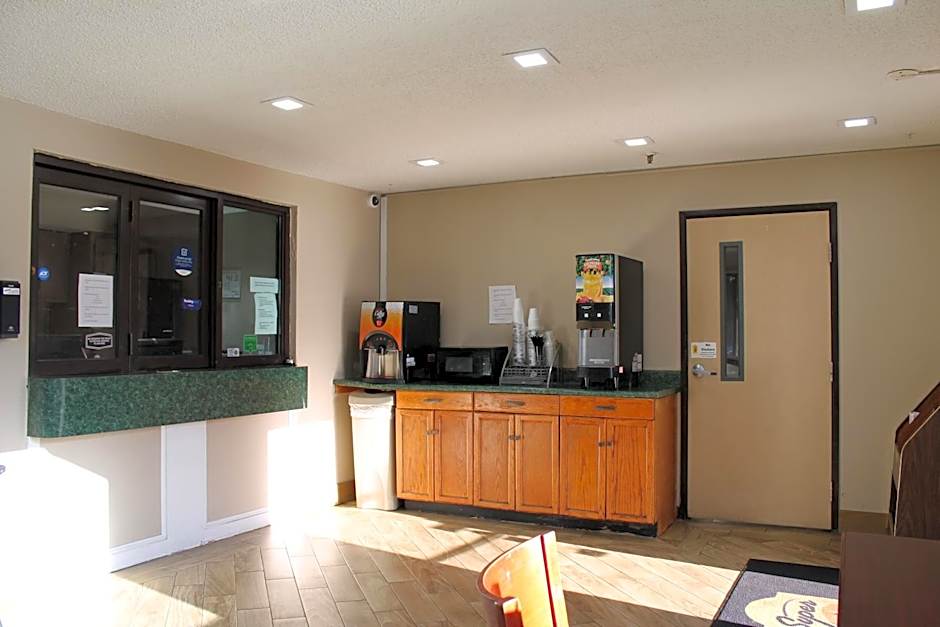 Super 8 by Wyndham Greensboro/Coliseum/Conv.