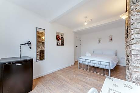 Deluxe Double Room with Shared Bathroom (Room 4)