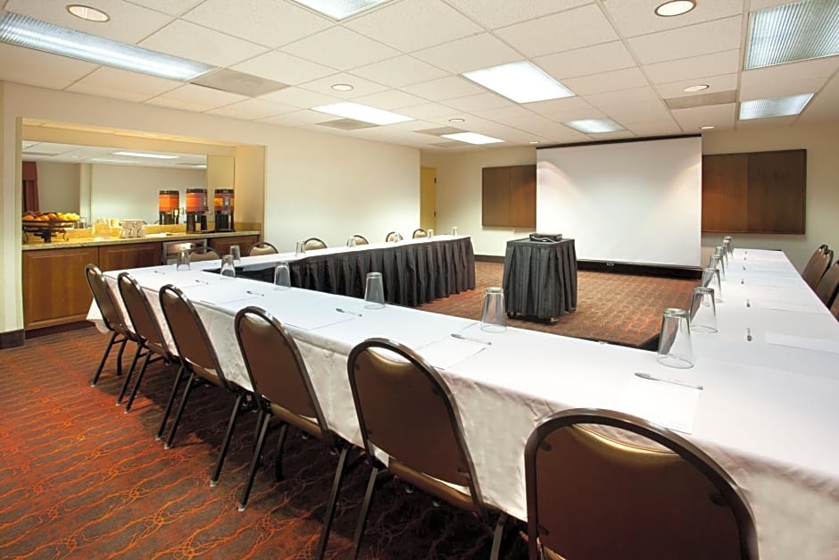 Newly Renovated - Hampton Inn & Suites El Paso-Airport