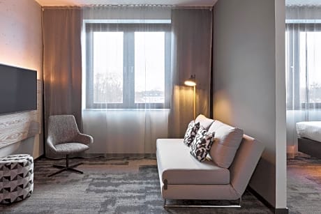 Moxy Corner Room, Guest room, 1 Queen, Corner room