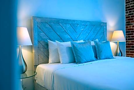 Superior Suite / Full Kitchen / Animals Not Permitted