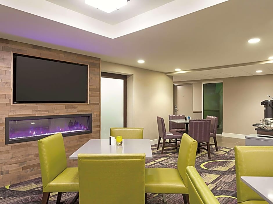 La Quinta Inn & Suites by Wyndham Baltimore Bwi Airport
