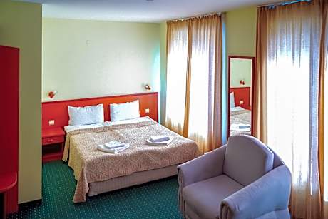 Standard Queen Room