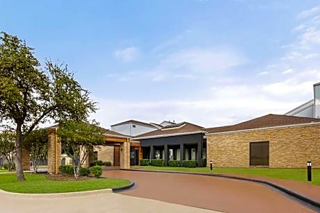 Super 8 by Wyndham Dallas Love Field Airport