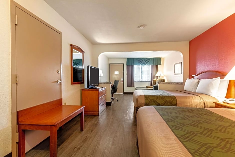 Econo Lodge Inn & Suites Memphis East