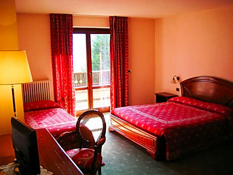 Triple Room with Balcony and Valley View