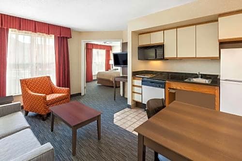 Hawthorn Suites by Wyndham Detroit Warren