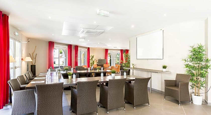 Park & Suites Village Aix-Le Rousset