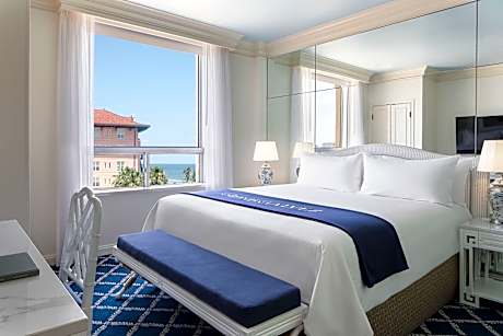 Deluxe Room, 1 King Bed, Ocean View (Mobility/Hearing Access, Roll-In Shwr) (1 King Bed)