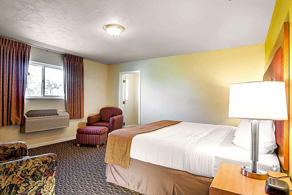 Quality Inn & Suites At Coos Bay
