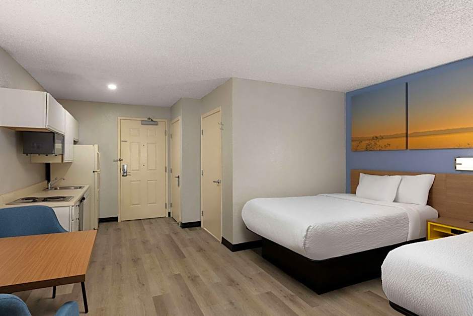 Days Inn & Suites by Wyndham Green Bay WI.