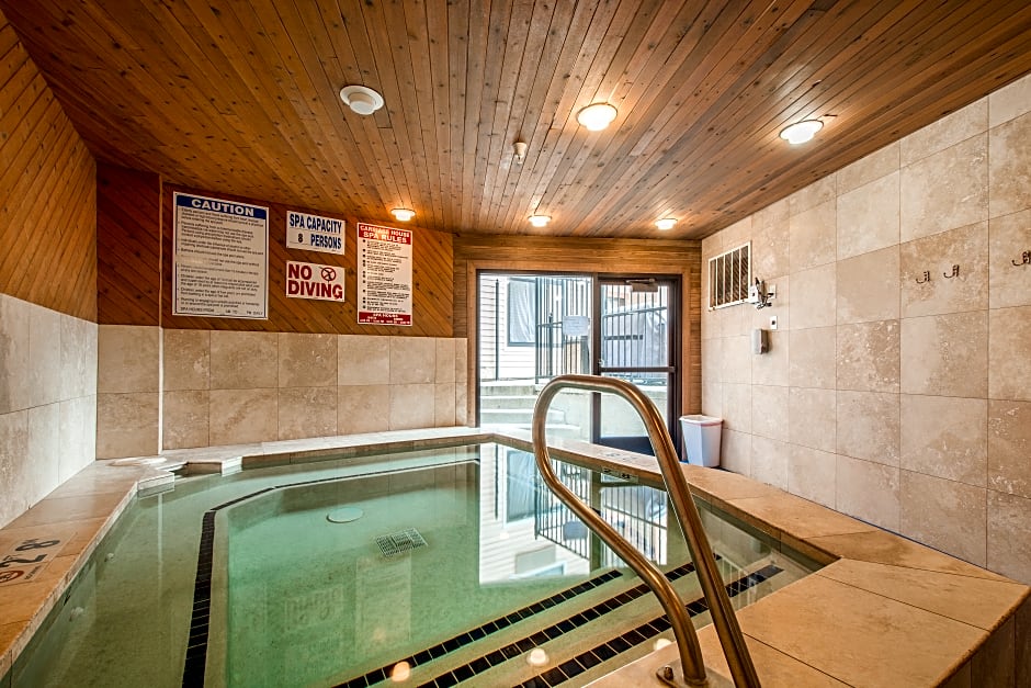 Carriage House Condominiums by All Seasons Resort Lodging