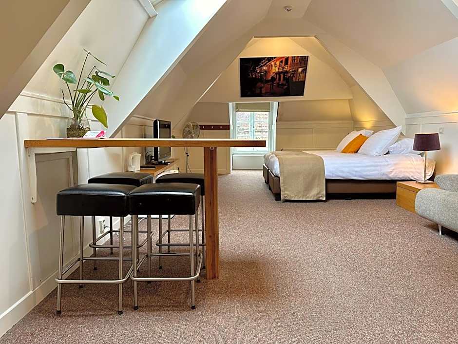 Long John's Pub & Hotel