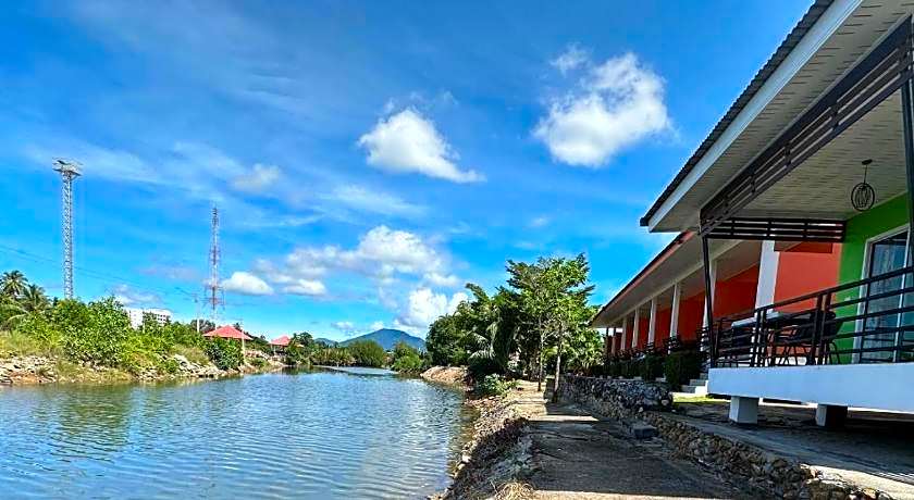 Thipburee Riverside Hotel